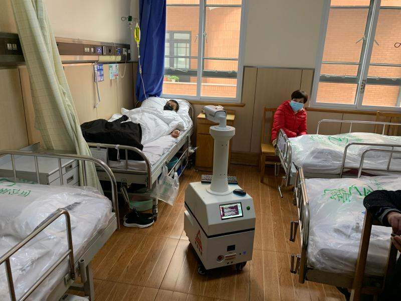 机器人“三剑客”！测体温、会送药、能消毒，就在闵行这里诞生……(图1)