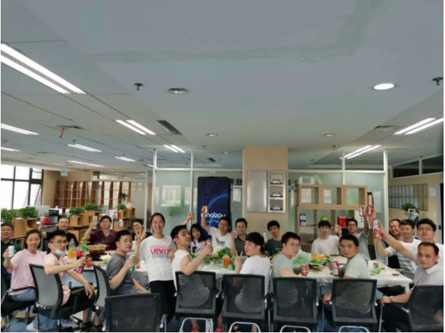 智能巡游机器人上岗“陪读”，测温消毒做学子的贴身“保镖”(图4)