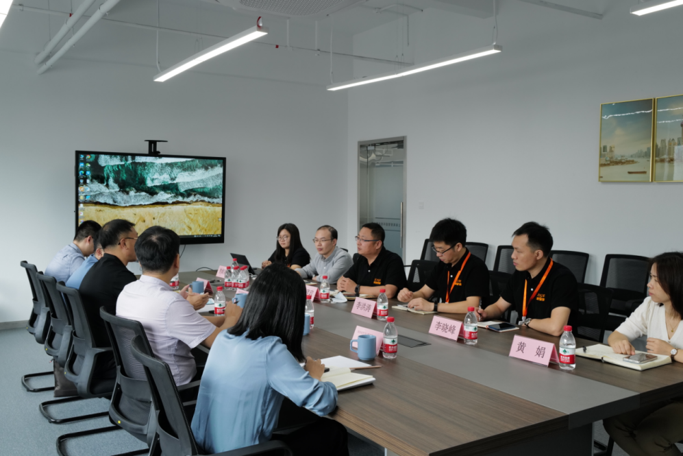 搭平台、拓场景、促合作|青岛市政府副秘书长、市投促办第一副主任王孝芝一行莅临yl23455永利官网智能参观指导(图2)